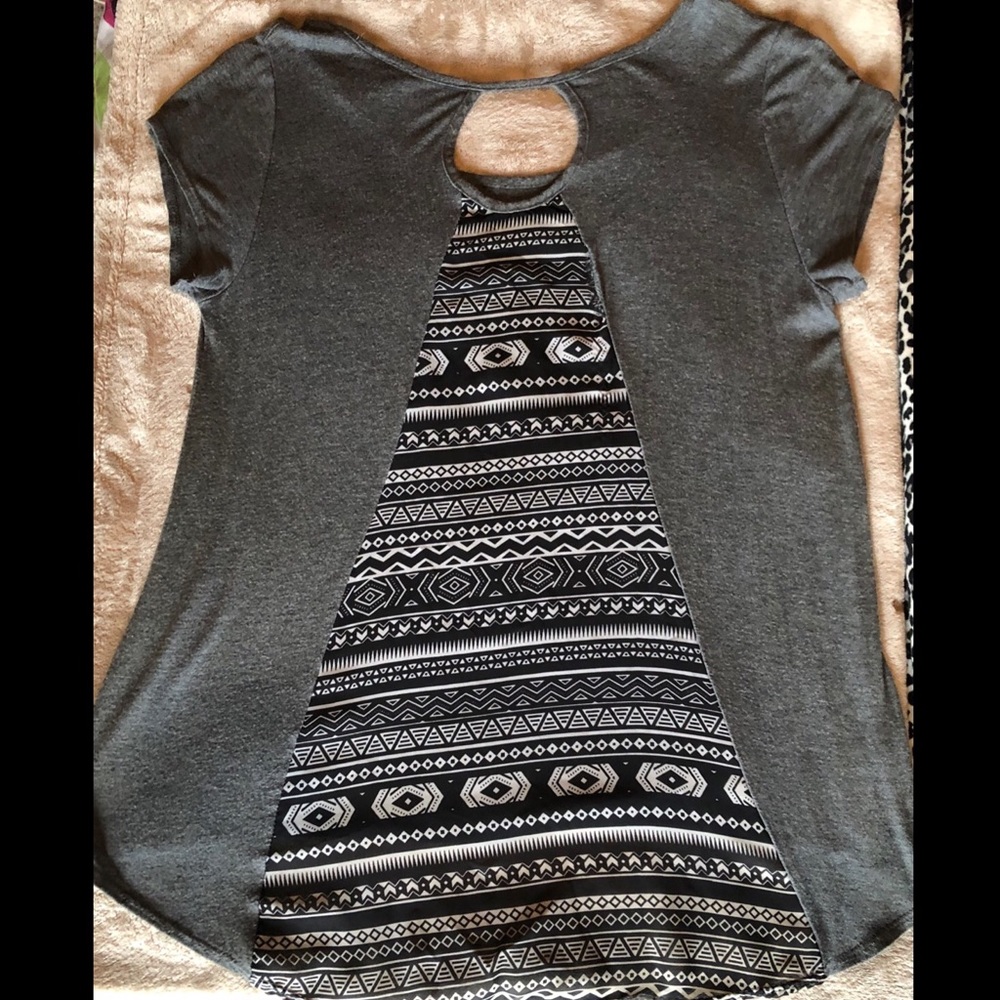 Grey High-Low Style Top W/Aztec Pattern Sheer Back - Picture 4 of 4